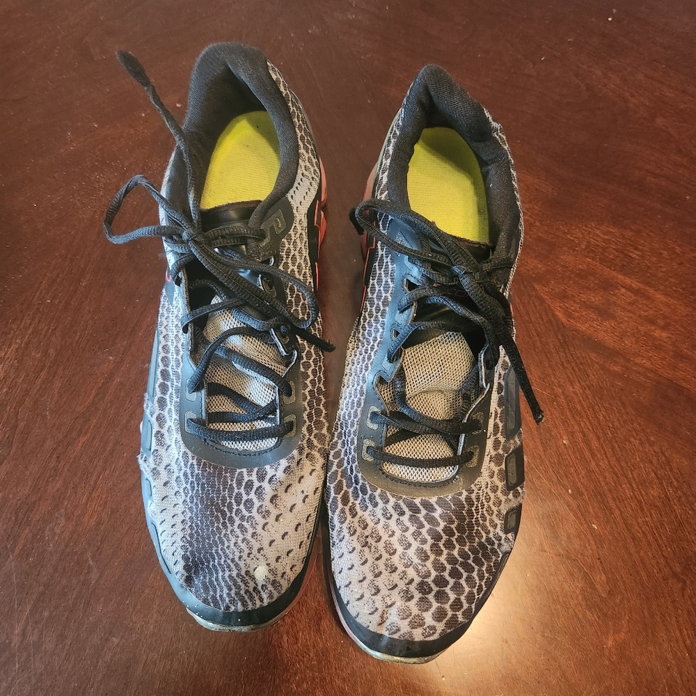 Men's Under Armour Scorpio Running Shoe. Size 13. Worn With A Few Worn Signs.